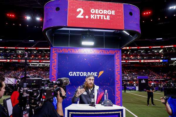 George Kittle, tight end de los San Francisco 49ers, participa en la 'Noche de Medios del Super Bowl', en el Allegiant Stadium de Las Vegas, Nevada (EE.UU.), este 5 de febrero de 2024. EFE/EPA/Caroline Brehman