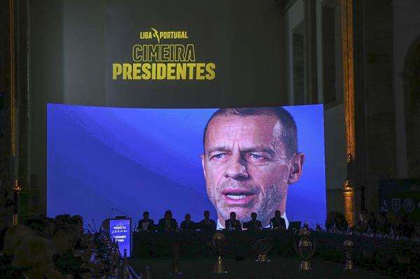 El presidente de la UEFA, Aleksander Ceferin, defendió por videoconferencia este miércoles en una cumbre en Portugal que el fútbol "no puede basarse en privilegios", sino en el mérito deportivo, al cargar de nuevo contra el proyecto de la Superliga de clubes. EFE/ Liga Portugal