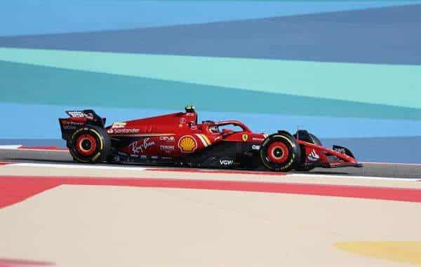 El piloto español Carlos Sainz Jr del equipo Ferrari en acción durante la sesión de entrenamientos libres del Gran Premio de Bahréin de Fórmula Uno, en el circuito Internacional de Bahréin en Sakhir, este jueves.-EFE/EPA/ALI HAIDER