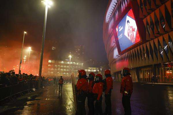 Varios agentes de la Ertzaintza vigilan en la entrada del estadio San Mamés momentos antes del partido de vuelta de semifinales de la Copa del Rey que enfrentó al Athletic Club y al Atlético de Madrid, en una foto de archivo. EFE/Luis Tejido