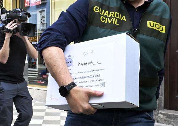 Agentes de la Unidad Central Operativa (UCO) de la Guardia Civil abandonan este miércoles la vivienda del expresidente de la Real Federación Española de Fútbol Luis Rubiales en la calle Reyes Católicos del centro de Granada, tras proceder con el registro de la misma. EFE/Miguel Ángel Molina