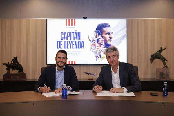 El jugador del Atlético de Madrid, Jorge Resurrección, Koke (i), junto a Miguel Angel Gil, consejero delegado del club, firma la renovación de su contrato que incluye una renovación anual al final de cada temporada, en Madrid. EFE/ Atlético de Madrid/SOLO USO EDITORIAL/SOLO DISPONIBLE PARA ILUSTRAR LA NOTICIA QUE ACOMPAÑA (CRÉDITO OBLIGATORIO)