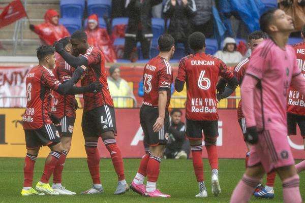 Jugadores de New York RB celebran su triunfo ante el Inter Miami CF durante un partido por la 5° jornada de la Major League Soccer (MLS), disputado este sábado en el estadio Red Bull Arena New Jersey, en Harrison, Nueva Jersey (EE.UU.). EFE/Ángel Colmenares