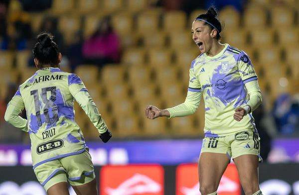 Belen Cruz (i) y Jennifer Hermoso de Tigres celebran un gol en el estadio Universitario, en Monterrey (México). Imagen de archivo. EFE/Miguel Sierra