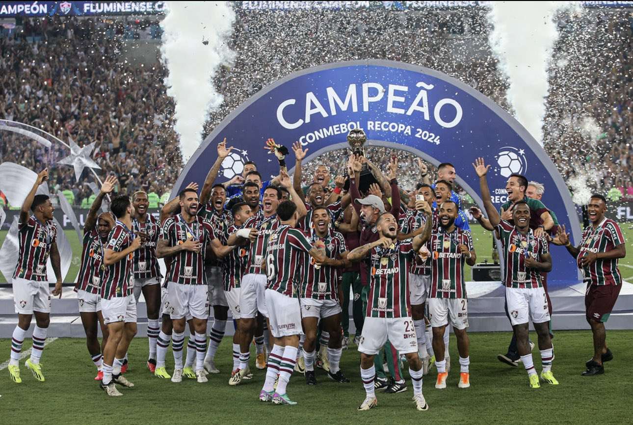 Fluminense brasileño, que perdió dos títulos en el Maracaná frente al Liga de Quito ecuatoriano, venció este jueves por 2-0 a su verdugo con un doblete del colombiano John Arias, vengó las duras derrotas y conquistó el título de la Recopa Sudamericana.