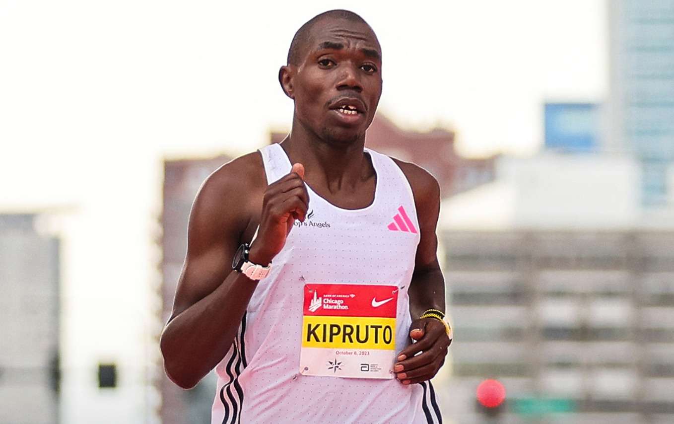 Benson Kipruto ganó este domingo el maratón de Tokio en la categoría masculina, donde fijó un nuevo récord de 2:02:16, mientras que la etíope Sutume Asefa Kebede se impuso en la femenina también con la mejor marca hasta la fecha en esta carrera (2:15:55).