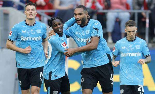 Los jugadores del Leverkusen Jeremie Frimpong (2-I) celebra con sus compañeros el 0-1 durante el partido de la Bundesliga que han jugado FC Cologne y Bayer 04 Leverkusen en Colonia, Alemania. EFE/EPA/RONALD WITTEK