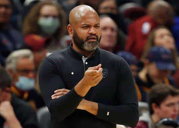 Fotografía de archivo en la que se registró al entrenador de los Cavaliers de Cleveland, B.J. Bickerstaff, durante un partido de la NBA, en el coliseo Rocket Mortgage Fieldhouse, en Cleveland (Ohio, EE.UU.). Bickerstaff reveló la semana pasada que había recibido amenazas telefónicas de parte de apostadores que amenazan el Deporte en estados Unidos. EFE/David Maxwell