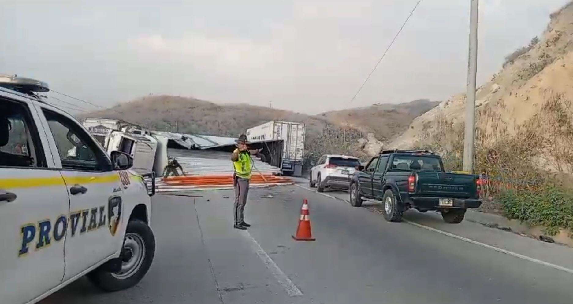 Camión vueca en km 62 ruta al Atlántico y bloquea tránsito