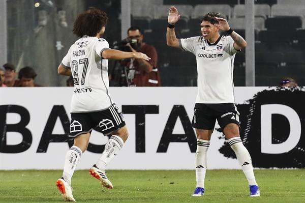 Cristian Palacios (d), del Colo Colo de Chile, fue registrado este miércoles, 13 de marzo, al celebrar un gol que le anotó al Sportivo Trinidense de Paraguay, durante el partido de vuelta de esta llave de la tercera ronda de la Copa Libertadores, en el estadio Monumental David Arellano, en Santiago de Chile. EFE/Osvaldo Villarroel