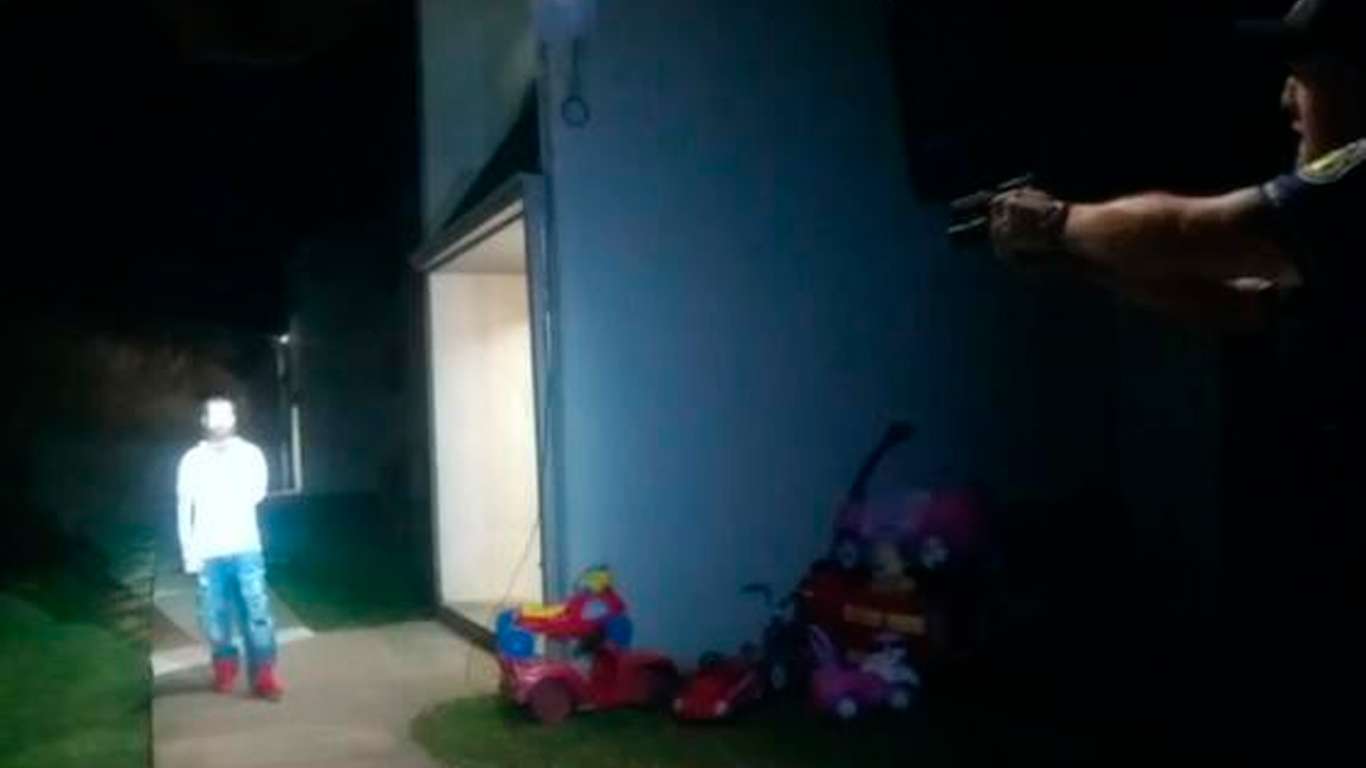 EN VIDEO | Agentes de Covington, Kentucky, disparan a joven que amenazba a vecinos con un cuchillo