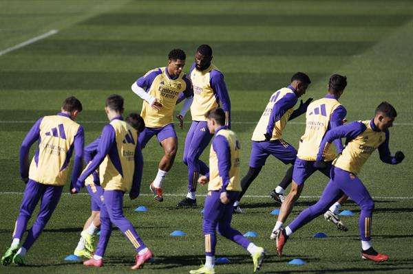 Los jugadores del Real Madrid Jude Bellingham (c-izda) y Antonio Rüdiger (c) participan en el entrenamiento de su equipo en la Ciudad Deportiva de Valdebebas en Madrid este viernes. EFE/Sergio Pérez