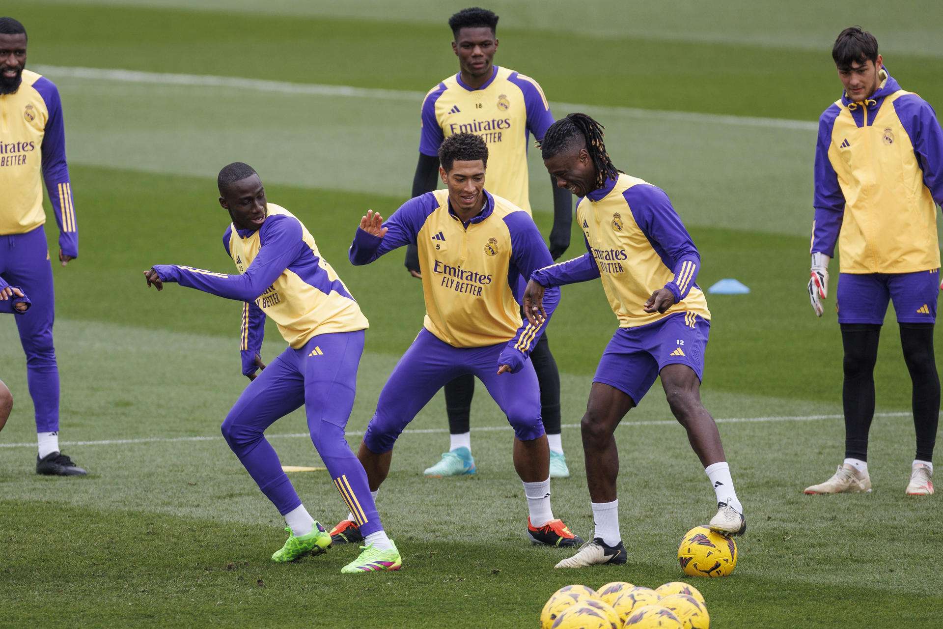 Tres jugadores del Real Madrid se incoporaron al grupo en el entrenamiento de viernes