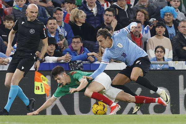 El jugador de la selección vasca Imanol (i) y el jugador de Uruguay Canobbio (d) durante el partido amistoso de preparación para la próxima Copa América que disputan este sábado en el estadio San Mamés de Bilbao. EFE/ Miguel Toña