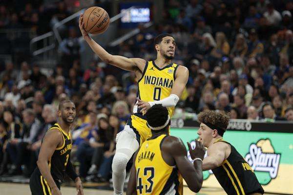 Imagen de archivo del escolta Tyrese Haliburton (c), quien este viernes fue decisivo con 18 puntos, 10 rebotes, 16 asistencias y con la canasta decisiva para la victoria en la prórroga de los Pacers por 121-118 sobre los Milwaukee Bucks, resultado que pone adelante 2-1 a los de Indiana en la serie de primera ronda de los 'playoffs' de la NBA. EFE/JOHN G. MABANGLO