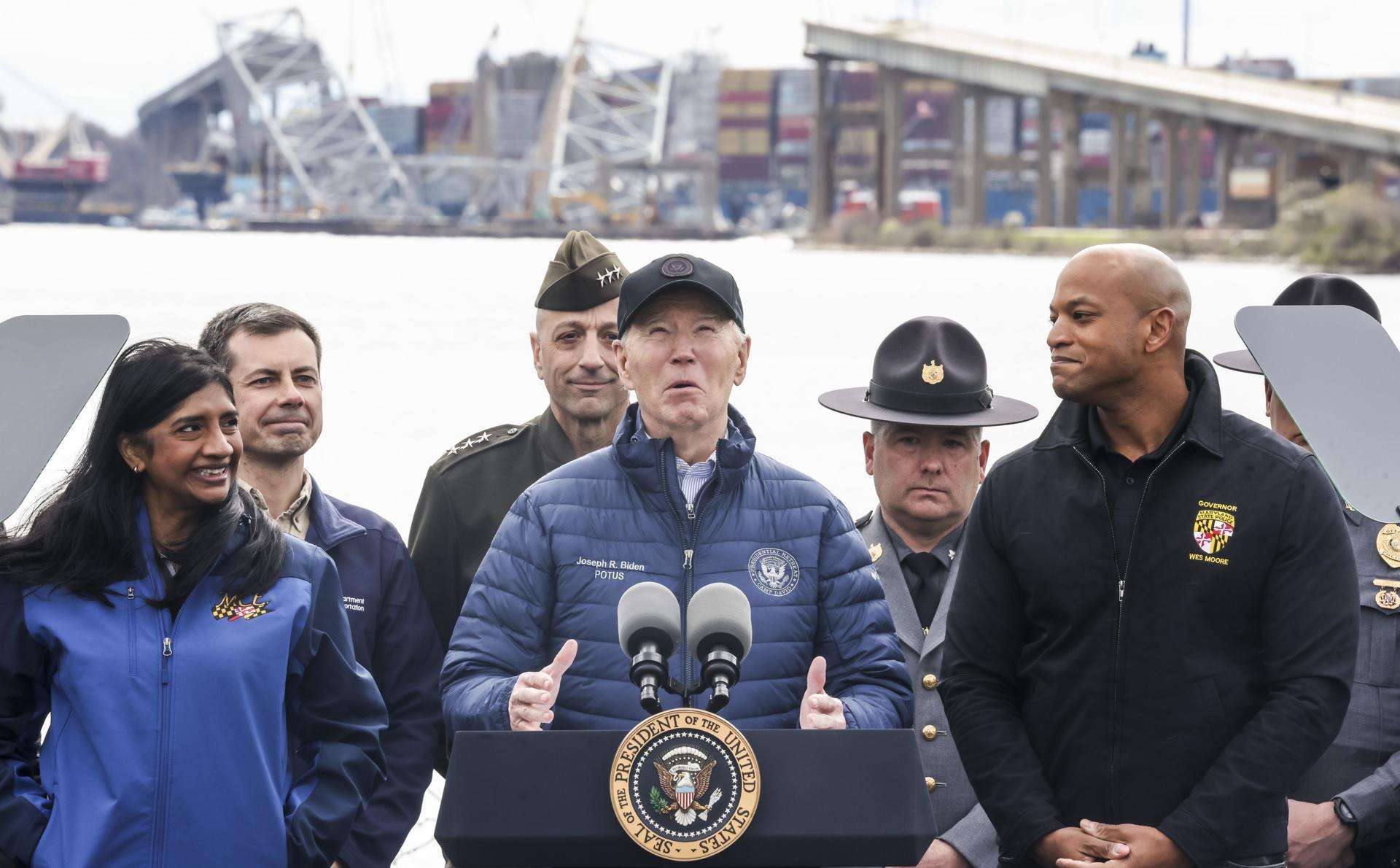 Biden visita el puente de Baltimore, promete todo su empeño en la reconstrucción