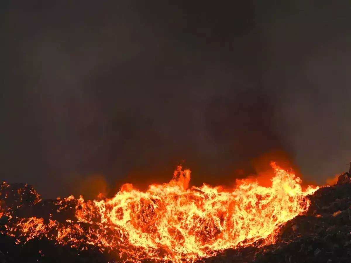 Impresionante incendio en vertedero de Ghazipur, Nueva Delhi, India