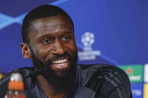 El defensa del Real Madrid Rüdiger durante la rueda de prensa ofrecida tras el entrenamiento llevado a cabo este lunes en la Ciudad Deportiva de Valdebebas. EFE/Chema Moya