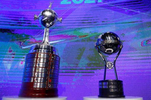 Fotografía de archivo de los trofeos de la Copa Libertadores (i) y la Copa Sudamericana. EFE/ Nathalia Aguilar POOL