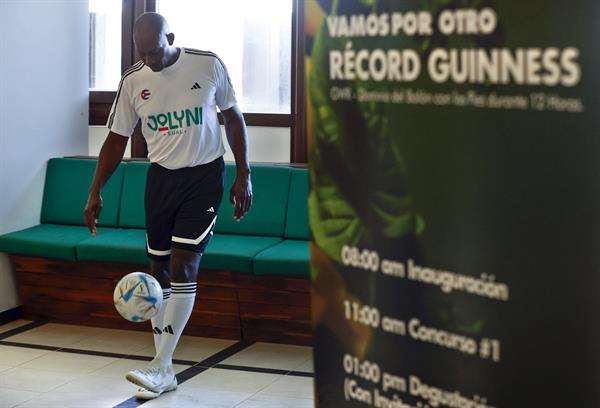 El exfutbolista cubano Erick Hernández fue registrado este sábado, 6 de abril, al lograr el récord Guinness de controlar un balón sin dejarlo tocar el suelo por más de doce horas continúas, en La Habana (Cuba). EFE/Ernesto Mastrascusa