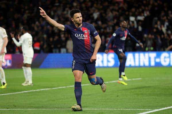 El jugador del PSG Goncalo Ramos celebra un gol durante el partido de la Ligue 1 que han jugado Paris Saint-Germain (PSG) y Olympique Lyonnais en París, Francia. EFE/EPA/Teresa Suarez