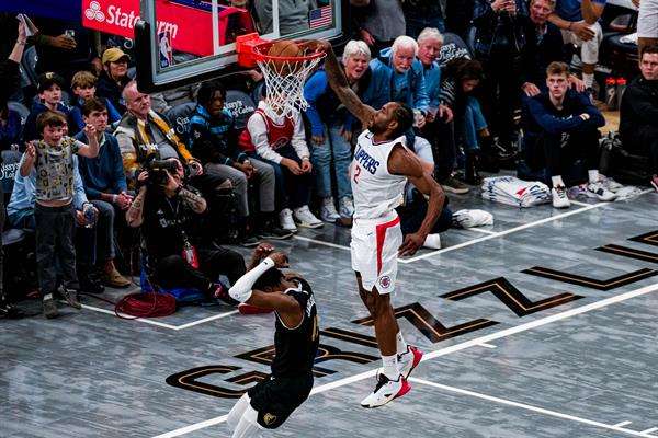 Fotografía de archivo, tomada pasada el 23 de febrero en la que se ve a Kawhi Leonard (c) lanzando el balón durante el juego de baloncesto de Los Angeles Clippers con los Memphis Grizzlies en Memphis (EE.UU.). EFE/ Matthew A. Smith