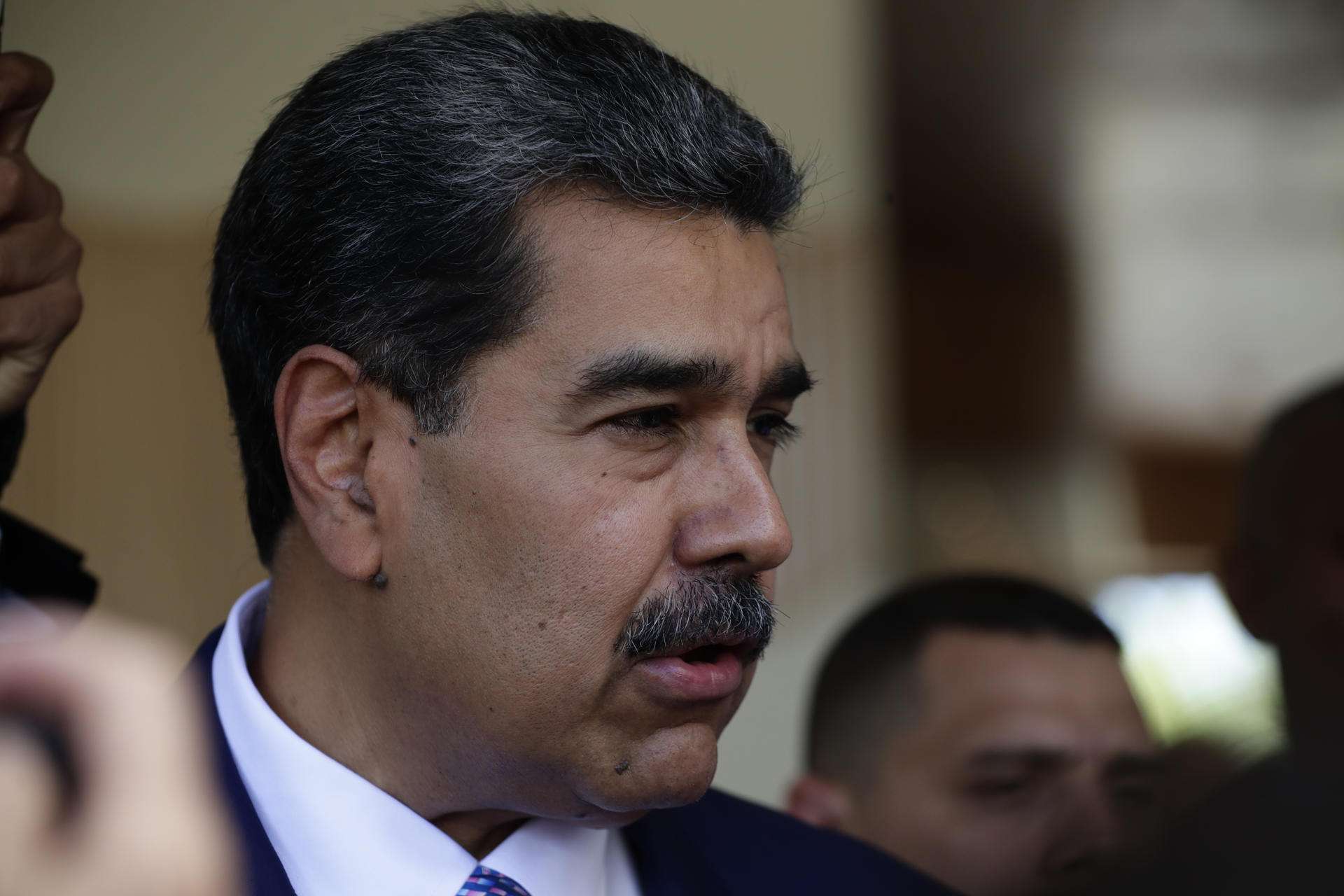 Maduro califica como "acto fascista" la entrada de la policía en la Embajada de México en Ecuador