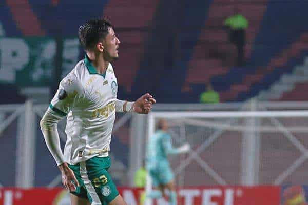 Joaquín Piquerez, del Palmeiras de Brasil, fue registrado este miércoles, 4 de abril, al celebrar un gol que le anotó a San Lorenzo de Argentina, durante un partido del grupo F de la Copa Libertadores, en el estadio Pedro Bidegain, en Buenos Aires (Argentina). EFE/Luciano González