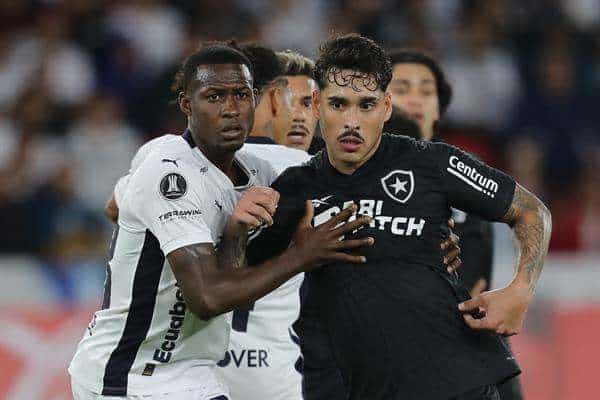 Leonel Quiñónez (i) de Liga de Quito disputa el balón con Lucas Halter de Botafogo este jueves, en un partido de la Copa Libertadores en el estadio Rodrigo Paz Delgado en Quito (Ecuador). EFE/ José Jácome