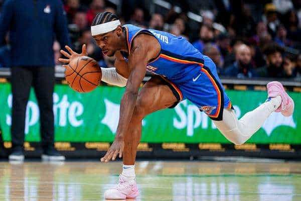 Fotografía de archivo en la que se registró a Shai Gilgeous-Alexander, base de los Thunder de Oklahoma City, durante un partido de la NBA, en el coliseo Capitol One Arena, en Washington DC (EE.UU.). EFE/Will Oliver