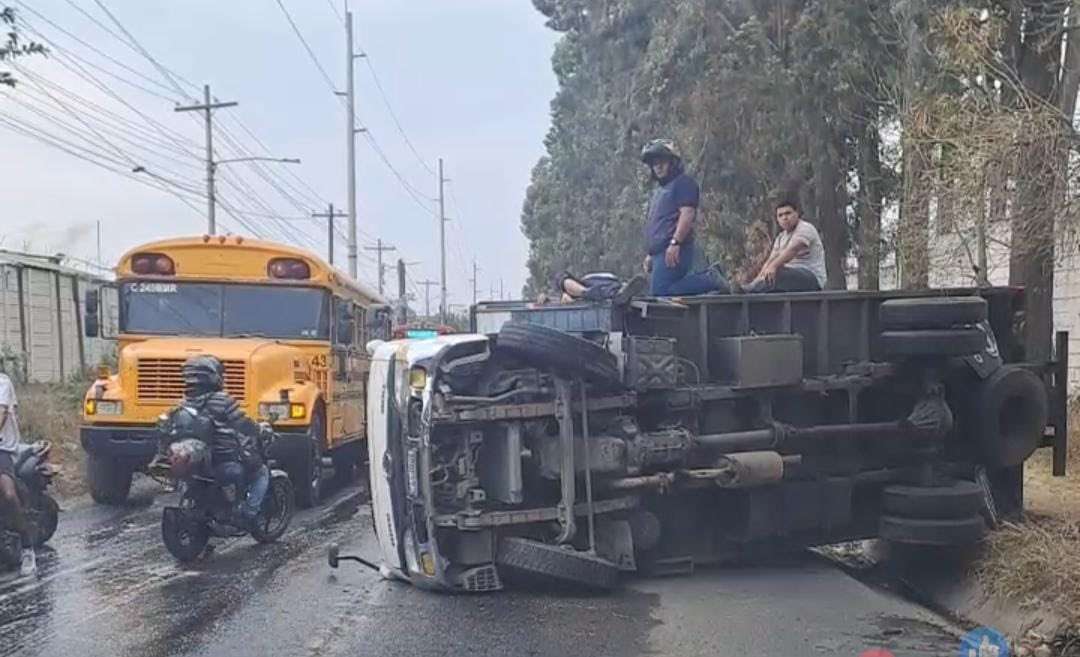 ¡Precaución! Camión volcó en ruta del Amate