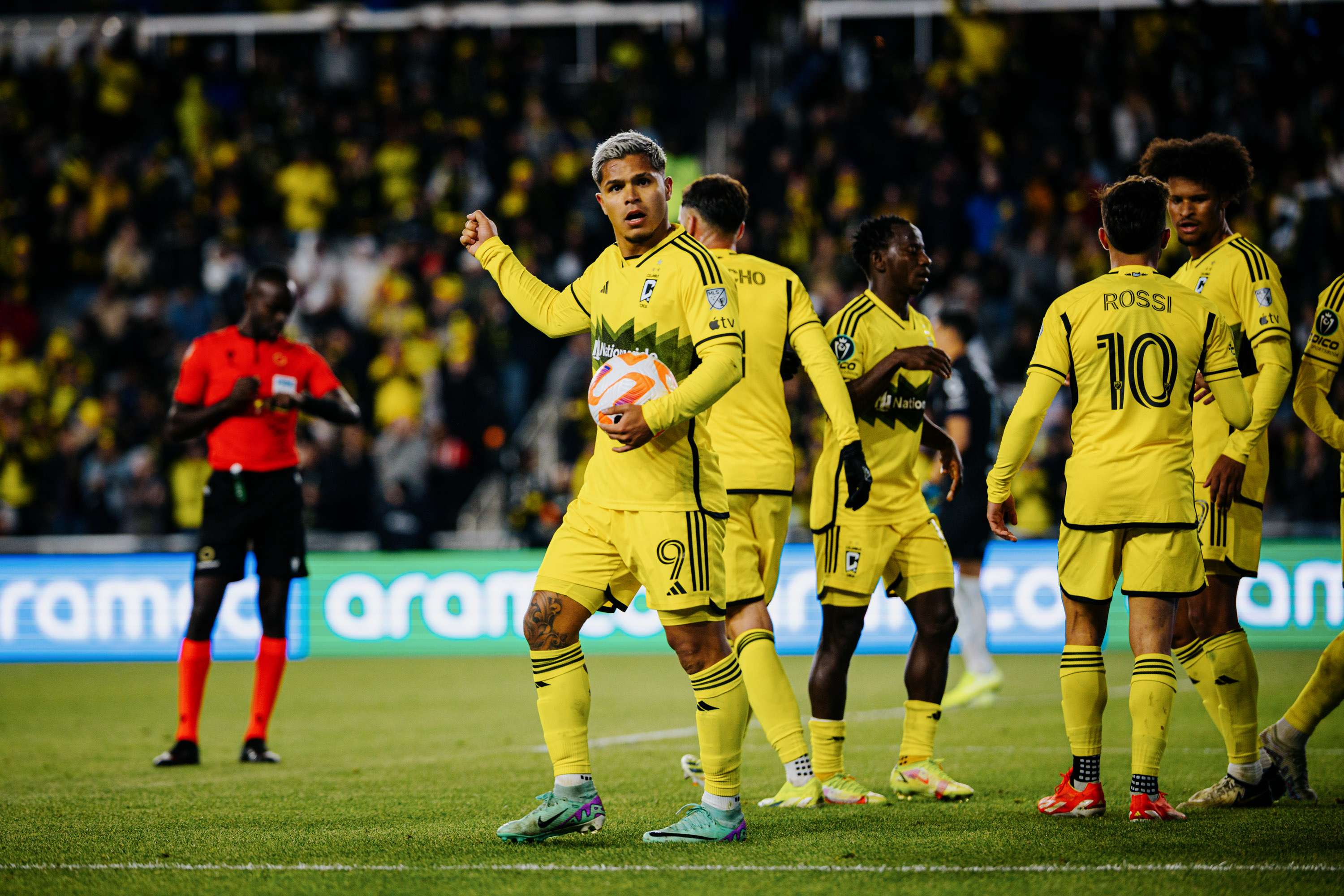El colombiano Juan Camilo 'Cucho' Hernández impulsó con un gol el triunfo en casa por 2-1 de Columbus Crew sobre el Monterrey mexicano en el partido de ida de las semifinales de la Liga de Campeones de Concacaf.