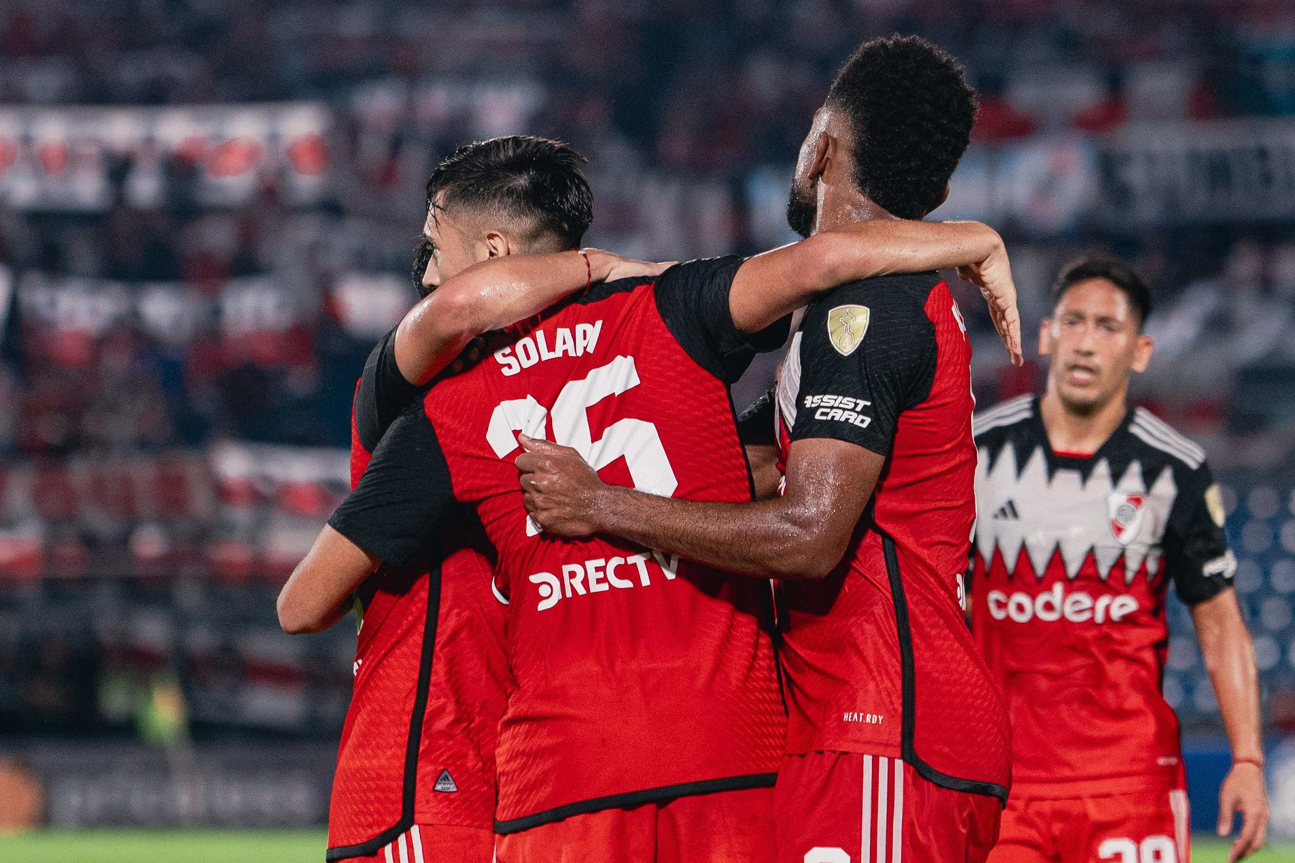 River Plate se impuso al Libertad de Paraguay con goles de Pablo Solari y Franco Mastantuono, quedó invicto y allanó la carrera de su clasificación a octavos de final de la Copa Libertadores, tras un cotejo por la tercera fecha del Grupo H en el que los paraguayos quedaron terceros del grupo.