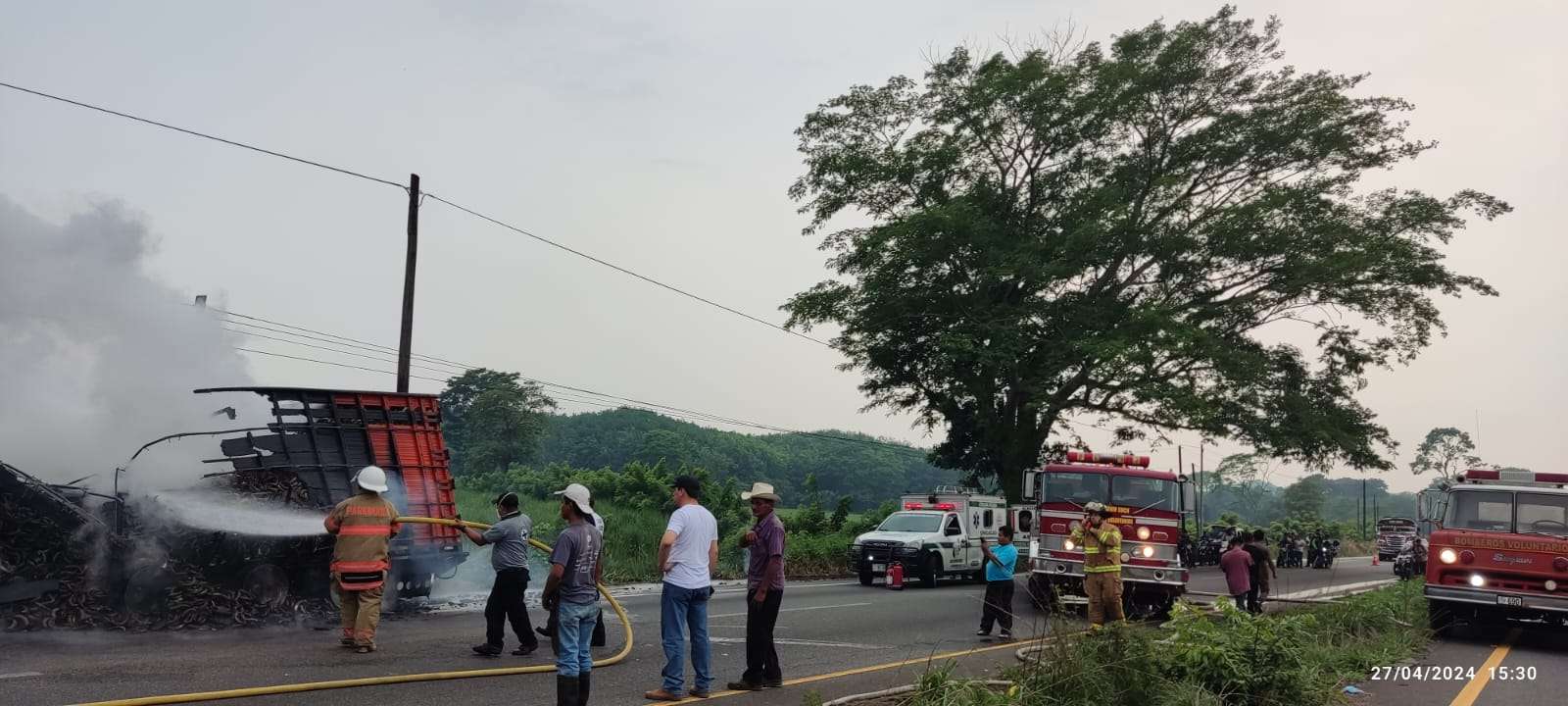 Camión se incendia en la ruta CA-2 Pacífico, bomberos lo controlan ruta al Pacífico