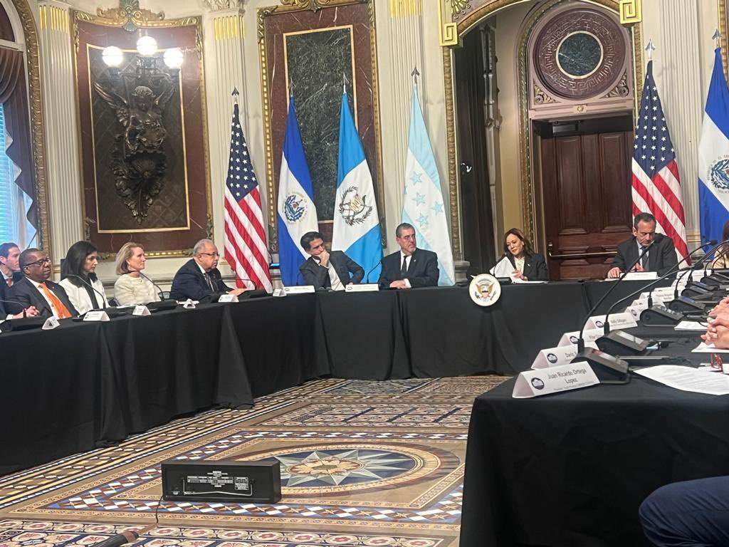 Tigo, Bernardo Arévalo, Kamala Harris