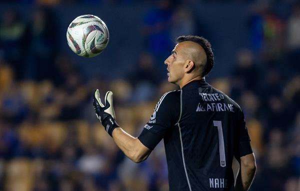 Fotografía de archivo de Nahuel Guzmán, portero de Tigres, durante un partido en el estadio Universitario de la ciudad de Monterrey (México). EFE/ Miguel Sierra