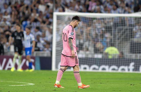 Lionel Messi de Inter Miami reacciona este miércoles, en un partido de los cuartos de final de la Copa Campeones de la Concacaf entre Rayados de Monterrey e Inter Miami, en el estadio BBVA en Monterrey (México). EFE/ Miguel Sierra