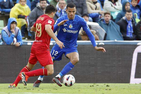 El internacional argentino del Sevilla Marcos Acuña (i) pugna con el delantero británico del Getafe Mason Greenwood, durante el partido que los enfrentó el pasado domingo en LaLiga EFE/ Zipi