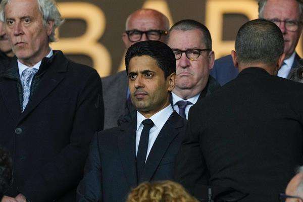 El presidente del PSG, el catarí Nasser Al-Khelaifi, en el palco del estadio olímpico Lluis Company, durante el partido de la Liga de Campeones ante el Barcelona. EFE/Alejandro García.