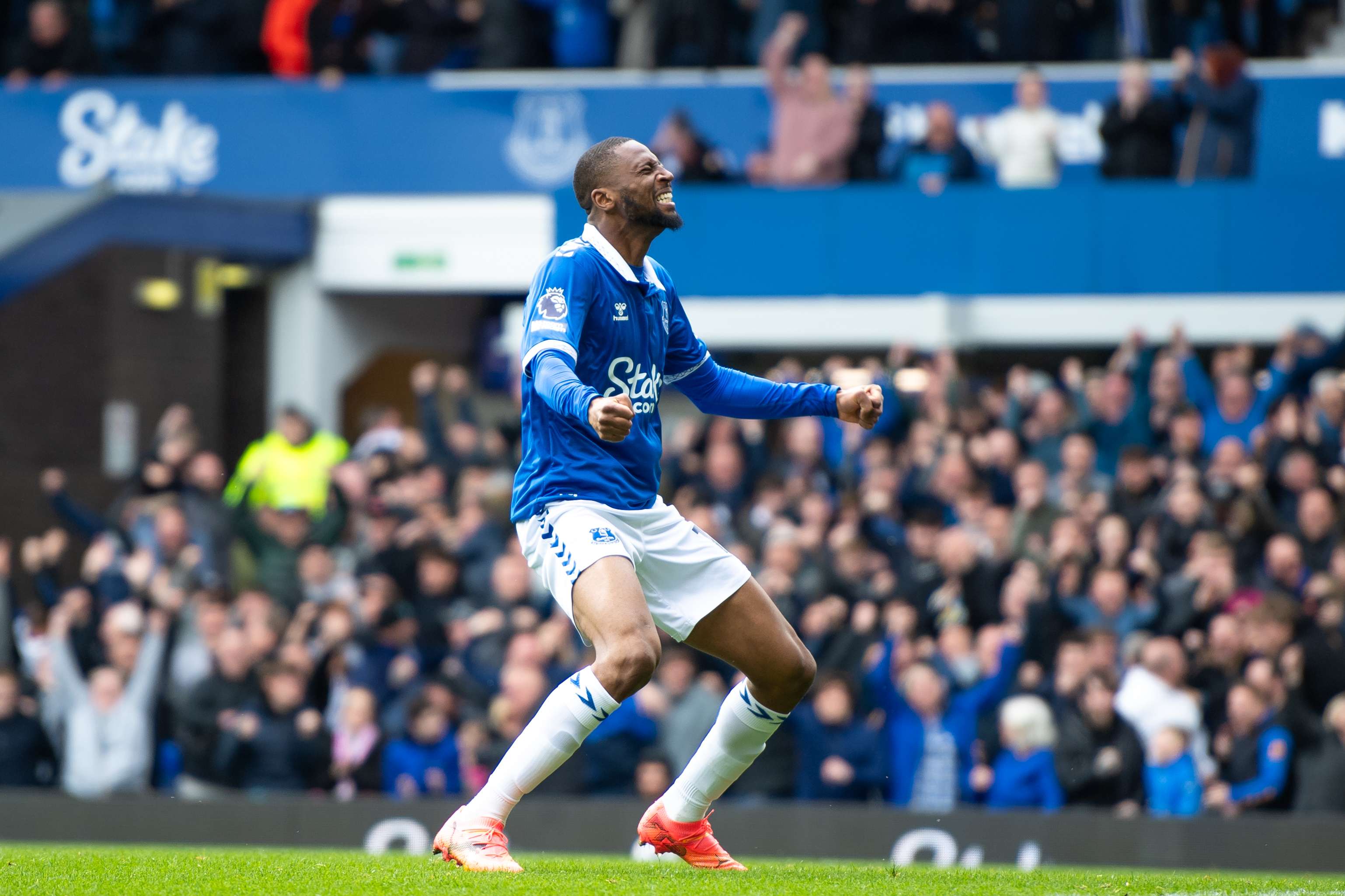 everton le gana al nottingham