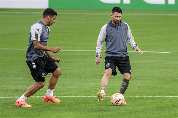 Lionel Messi (d) y Luis Suárez de Inter Miami participan en un entrenamiento este martes, en el estadio BBVA en Monterrey (México). EFE/ Miguel Sierra