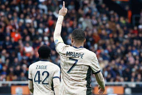 El jugador del PSG Kylian Mbappe conduce el balón durante el partido de la Ligue 1 que han jugado FC Lorient y Paris Saint-Germain, en Lorient, Francia. EFE/EPA/MOHAMMED BADRA