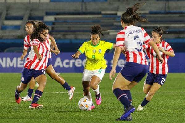 Jugadoras de la selección de Paraguay marcan a la brasileña Natalia Vendito, de Brasil, este viernes, en un partido del Sudamericano Femenino sub-20, en el estadio Modelo Alberto Spencer Herrera en Guayaquil (Ecuador). EFE/Jonathan Miranda