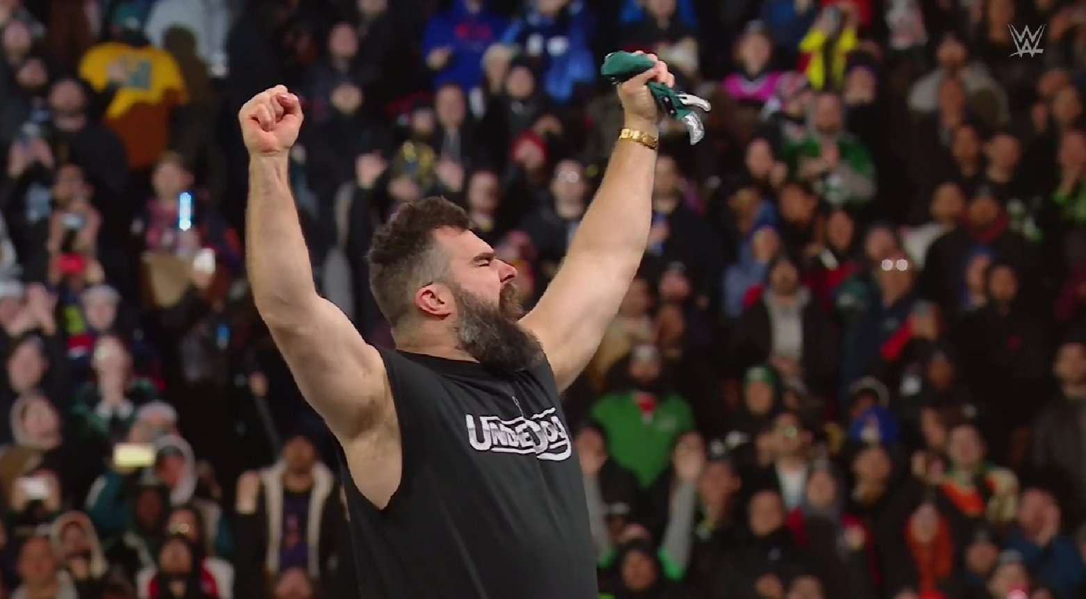 Jason Kelce con Rey Misterio en WWE, westlemania 40