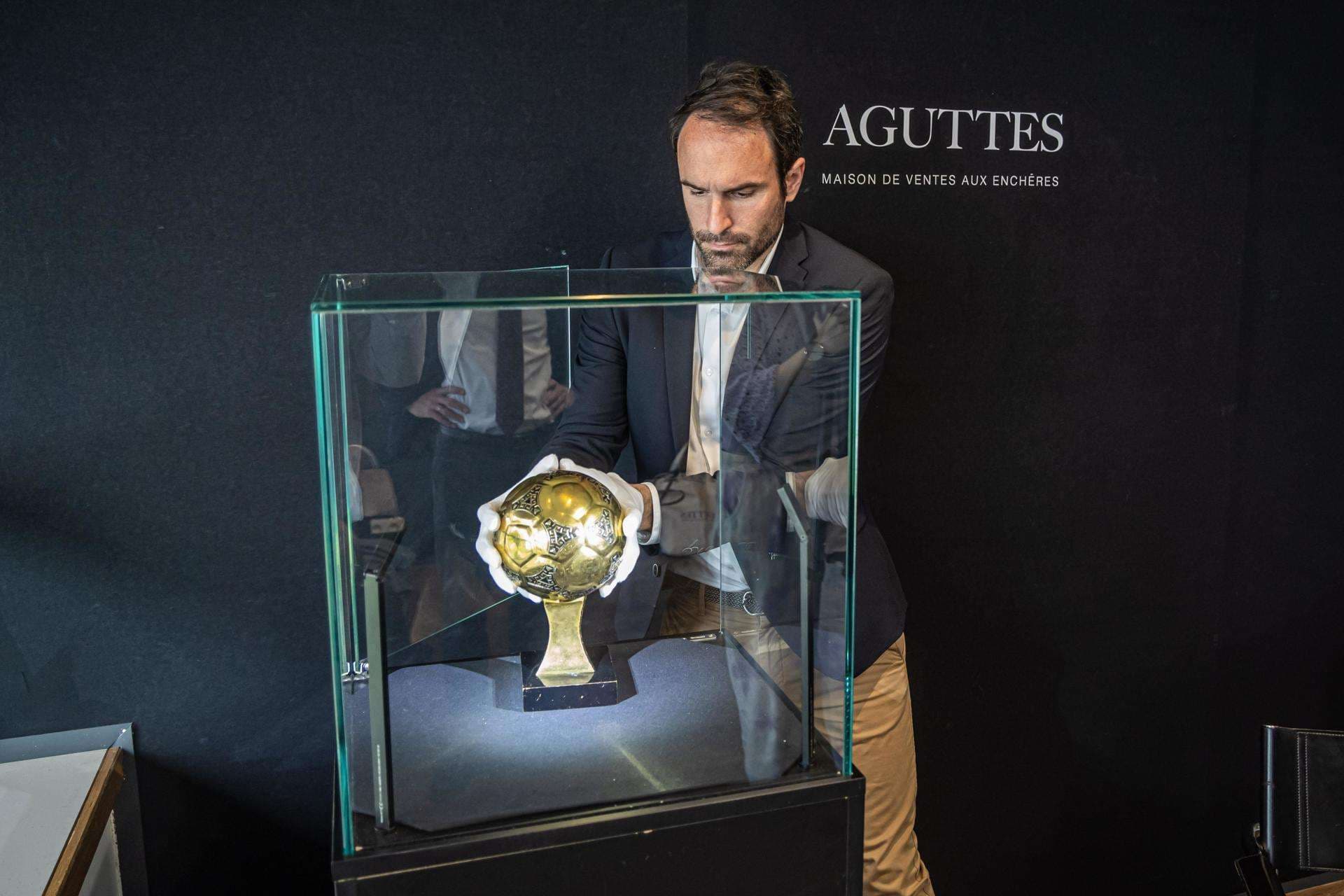 Tribunal francés da luz verde a la subasta del Balón de Oro mundialista de Maradona