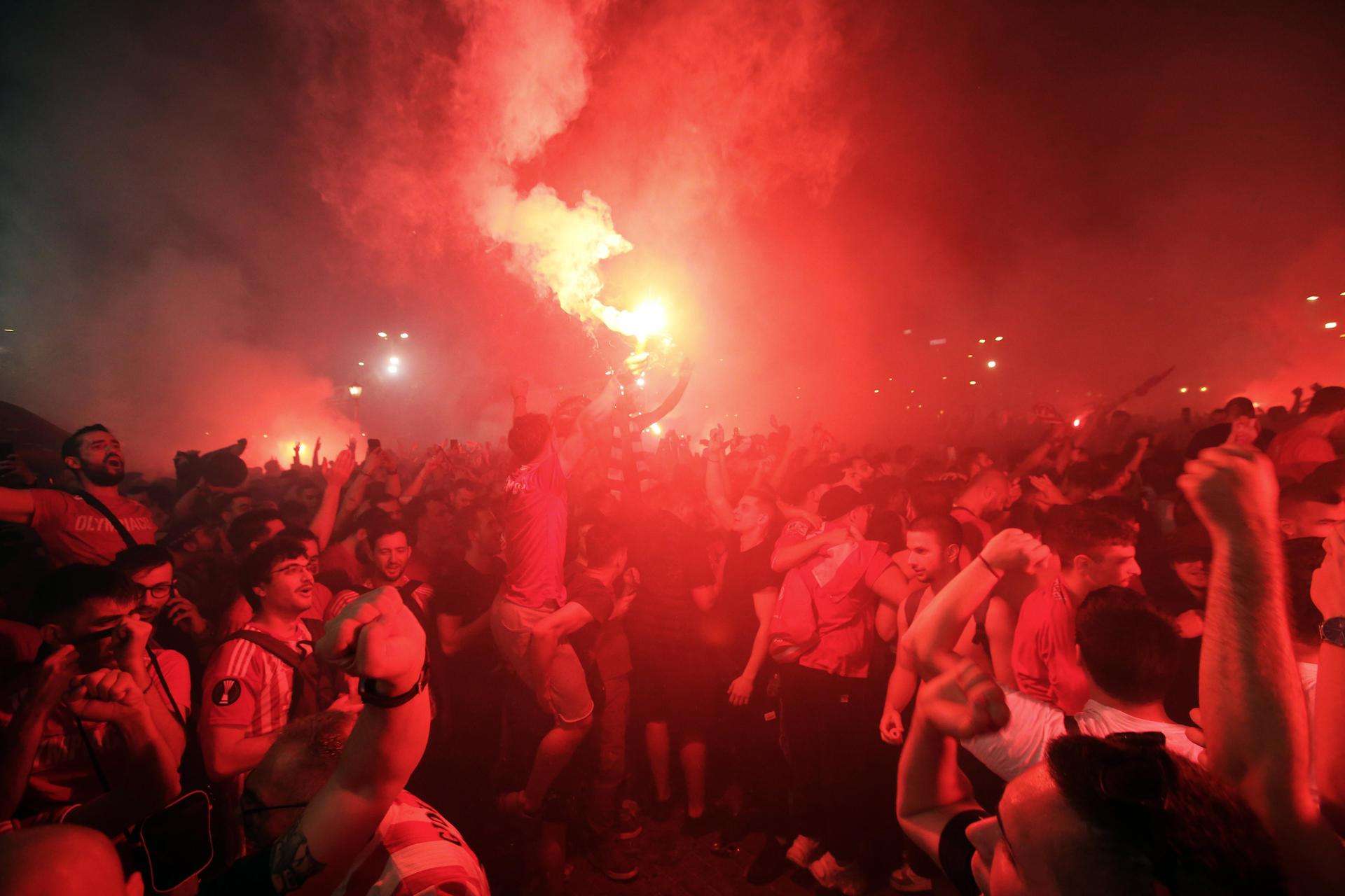 Más de 100 mil hinchas del Olympiacos festejan en El Pireo su primer título europeo