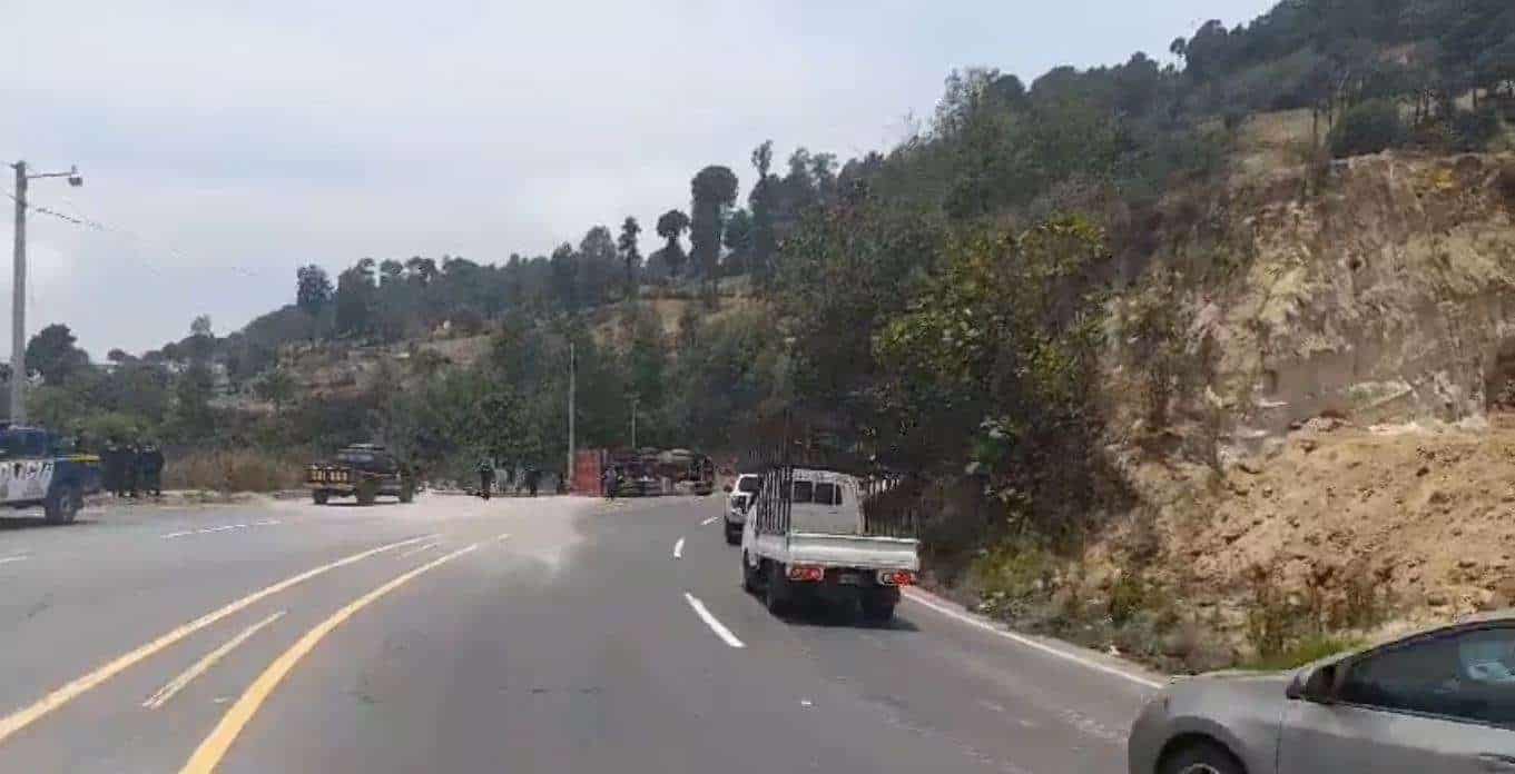 Obstrucción total de carriles, camión vuelca en Nahualá, Sololá.