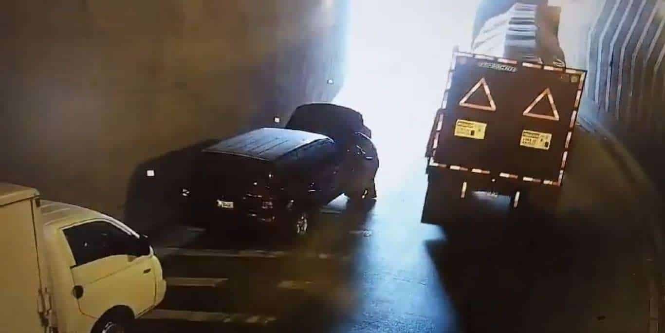 Carro con fallas mecánicas en calzada Atanasio Tzul, zona 12