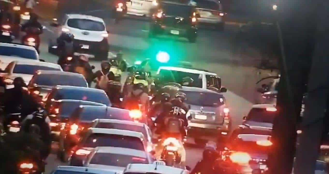 Carro se queda sin gasolina: Congestión víal en boulevar Liberación