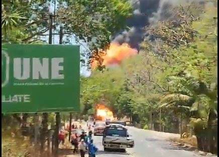 ÚLTIMA HORA | Pipa que transporta gasolina se incendia en el kilómetro 185 ruta al Atlántico